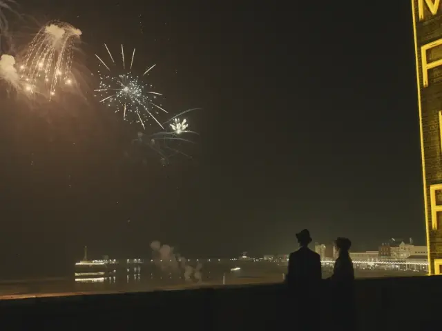 فیلم امپراتور روشنایی (Empire of Light) پوستر